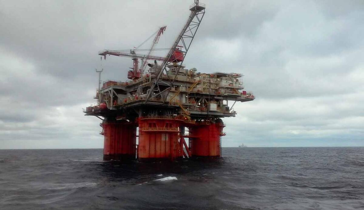 Norvegia: trovato un nuovo giacimento di gas nelle profondità del mare - Piattaforma petrolifera in mare (Pixabay foto) - www.marinecue.it