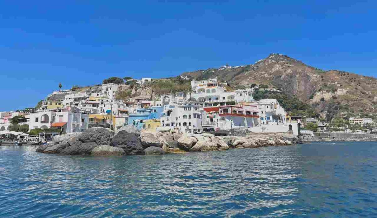 Costruzioni abusive ad Ischia e ai Campi Flegrei: arriva l'ok per la demolizione - Costruzioni abusive ad Ischia e ai Campi Flegrei: arriva l'ok per la demolizione (Pexels FOTO) - www.buildingcue.it