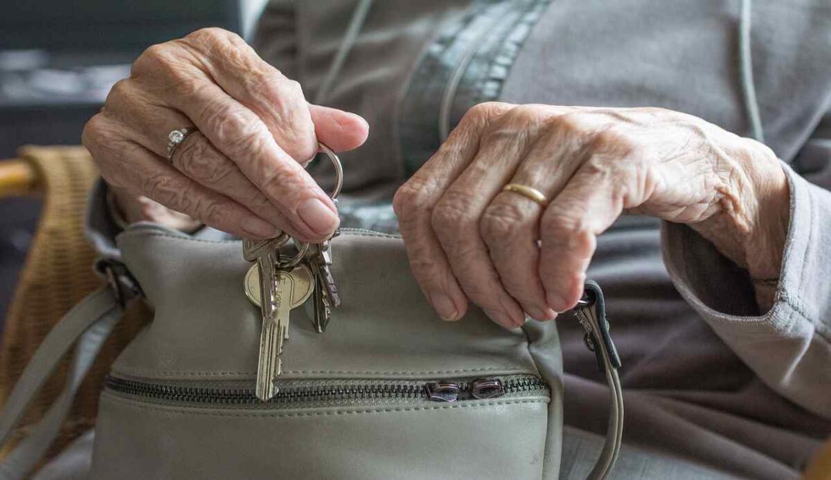 Nuda proprietà: cos'è questo fenomeno sempre più diffuso soprattutto tra gli anziani - Donna anziana con chiavi di casa (Pixabay) www.financecue.it