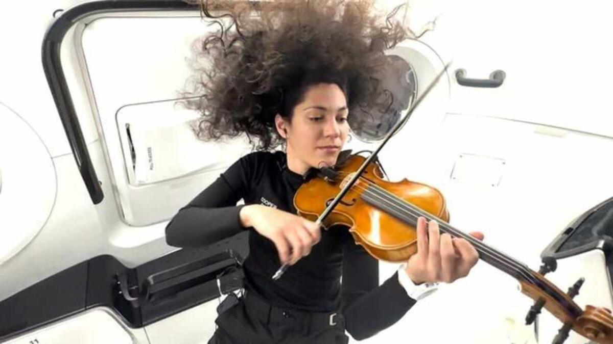 L'astronauta Sarah Gillis è diventata la prima persona a suonare il violino nello spazio - L'emozionante e storica performance di Sarah Gillis (CBS News foto) - www.aerospacecue.it