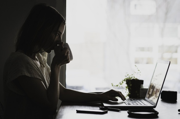 Una ragazza sta utilizzando il PC (Pixabay FOTO) - www.systemscue.it