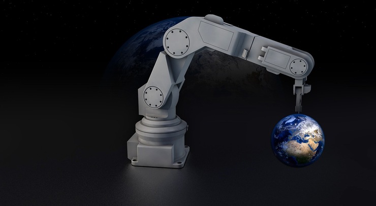 Braccio meccanico che tiene una palla a forma di Terra (Pixabay Foto) - www.systemcue.it