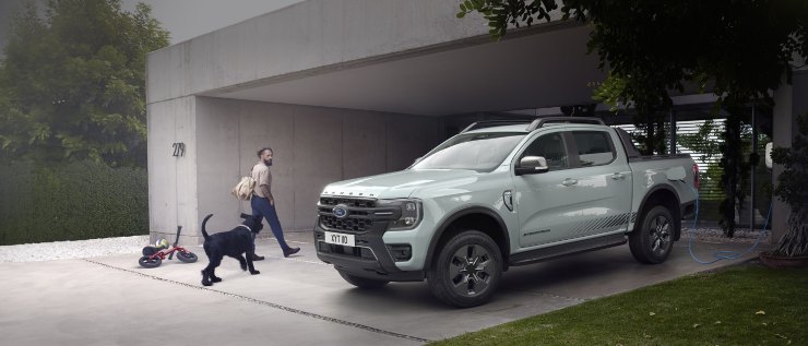 Rappresentazione di una RANGER PLUG-IN-HYBRID in un contesto familiare (ford.it FOTO) - www.vehiclecue.it
