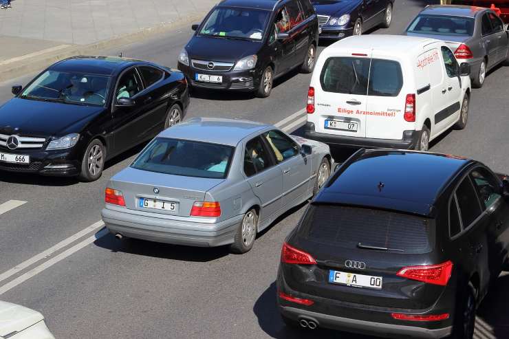 Ci spostiamo ancora troppo in auto (Pixabay foto) - www.vehiclecue.it
