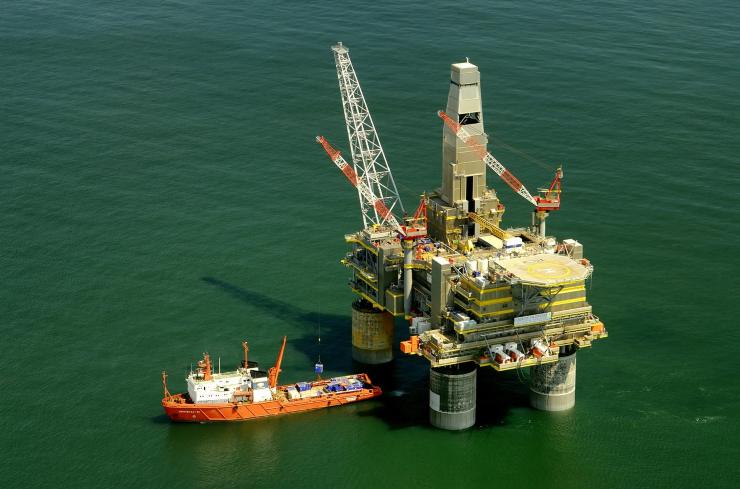 Piattaforma petrolifera dall'alto (Pixabay foto) - www.marinecue.it