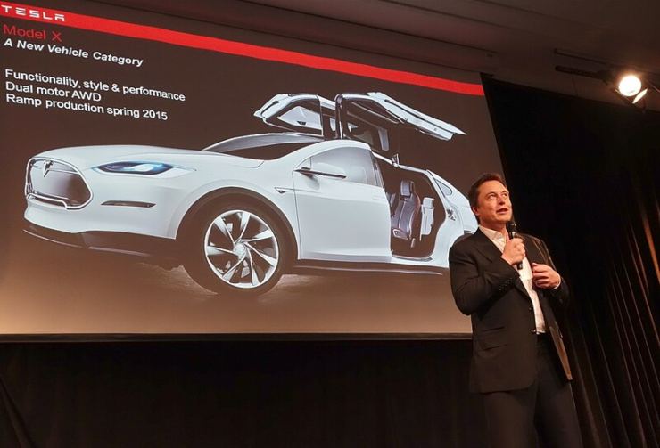 Elon Musk durante la presentazione di una nuova auto (Steve Jurvetson FOTO) - www.managementcue.it