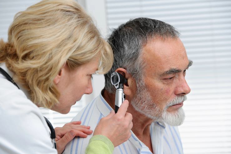 Effettua sempre un controllo dell'udito per evitare altri problemi (Depositphotos foto) - www.biomedicalcue.it