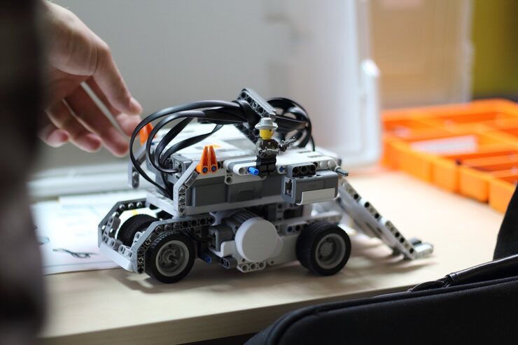 Un esempio di robot fatto con i Lego (Pixabay Foto) - www.systemcue.it