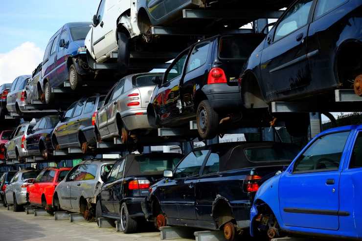 Illustrazione di auto in rottamazione (Pixabay FOTO) - www.vehiclecue.it