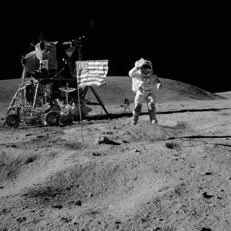 L'astronauta John W. Young sulla Luna (Depositphotos foto) - www.aerospacecue.it