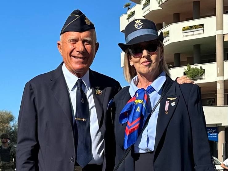 Il Presidente Nazionale Associazione Arma Aeronautica Giulio Mainini e moglie (Valentina Busiello FOTO) - www.aerospacecue.it