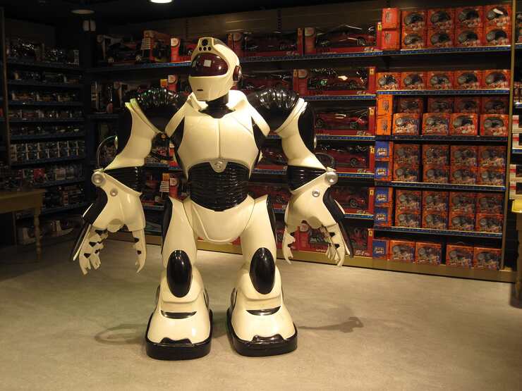 Robot giocattolo su una scrivania (Pixabay Foto) - www.systemcue.it