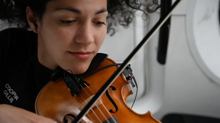 Sarah Gillis suona il violino nello spazio (Dateando foto) - www.aerospacecue.it