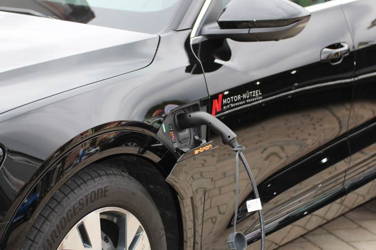Una minicar elettrica cinese da 18.900 euro è pronta a debuttare sul mercato (Pixabay FOTO) - www.vehiclecue.it