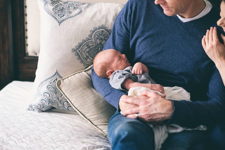 Un genitore che si prende cura del figlio (Pixabay Foto) - www.biomedicalcue.it