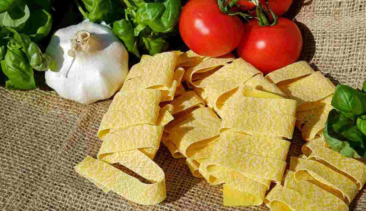 La cucina italiana non esiste - Illustrazione con tagliatelle ed altri prodotti culinari (Pixabay FOTO) - www.sciencecue.it