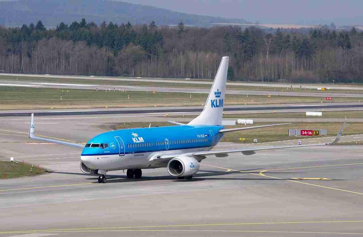Boeing taglierà il 10% del personale - Un aereo 737 in decollo (Pixabay FOTO) - www.aerospacecue.it