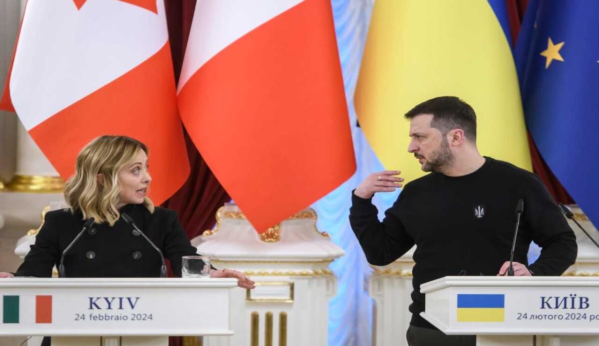Roma, Giorgia Meloni annuncia che la Città Eterna sarà la sede della Conferenza per la Ricostruzione dell’Ucraina nel 2025 - Meloni e Zelensky (Depositphotos) www.buildingcue.it