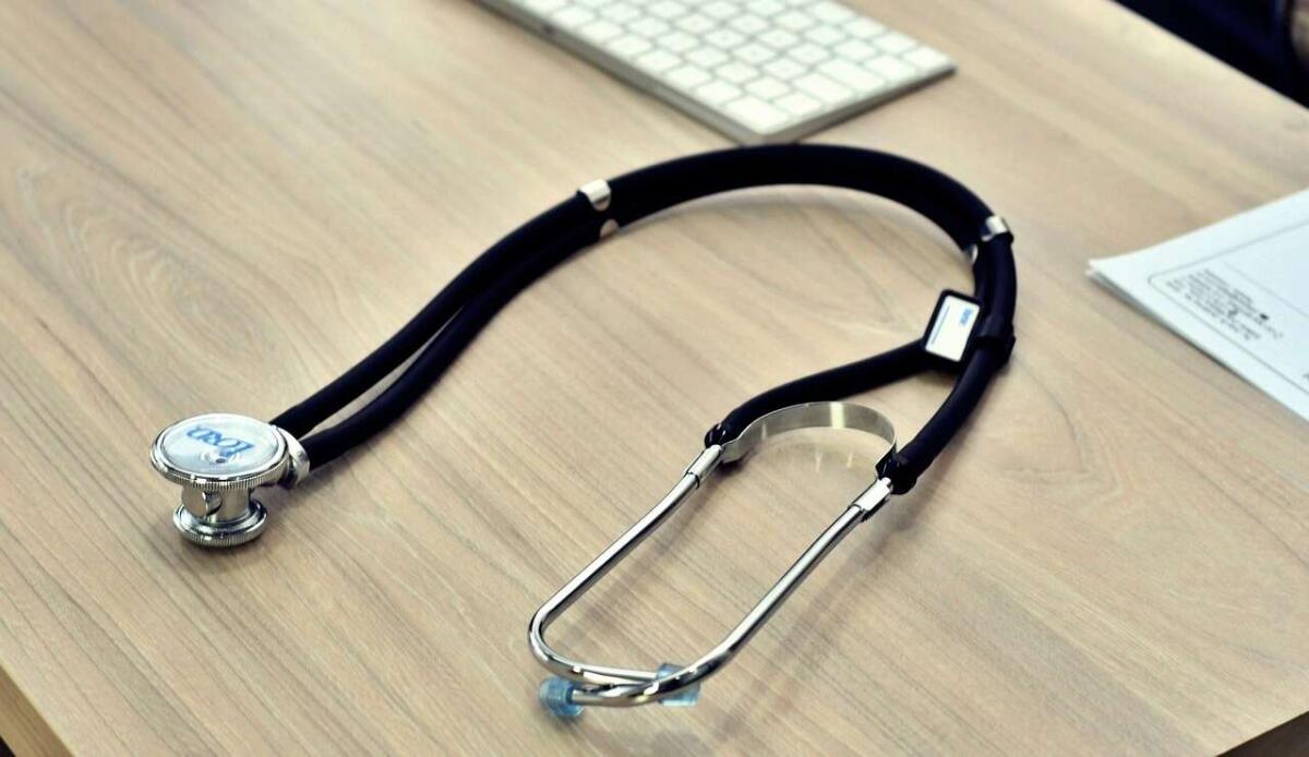 Niente più test d'ingresso a Medicina: come funzionerà d'ora in poi e quali le implicazioni? - Stetoscopio sulla scrivania di un medico (Pixabay Foto) - www.biomedicalcue.it