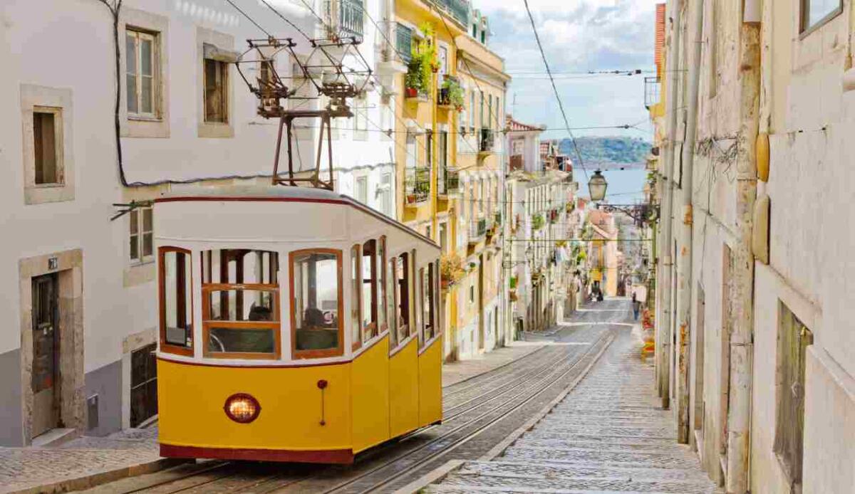 Lisbona, ecco il piano ambizioso del governo per fermare l’esodo giovanile - Tram a Lisbona (Depositphotos) www.financecue.it