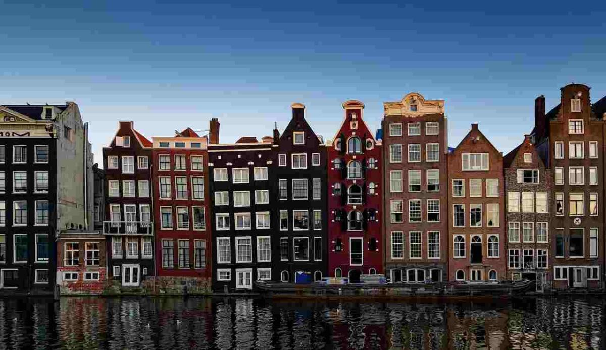 Le case galleggianti olandesi per affrontare il cambiamento climatico - Palazzi ad Amsterdam (Pixabay FOTO) - www.buildingcue.it