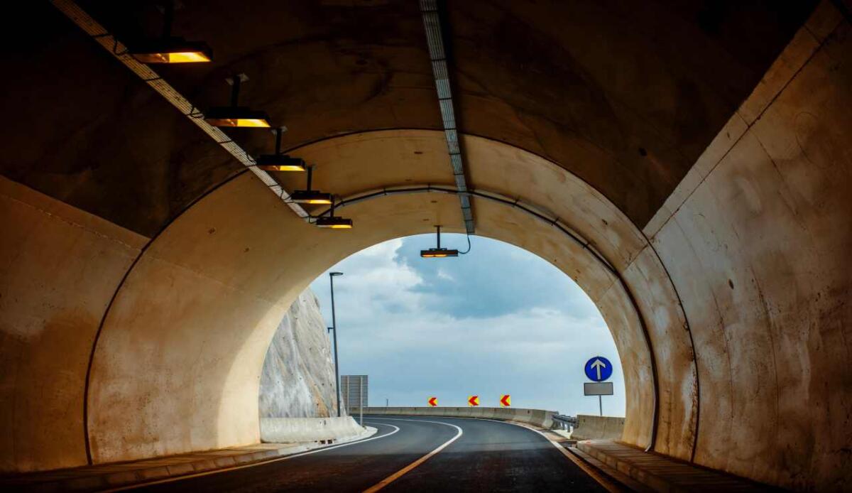 Il più grande tunnel sottomarino d'Europa è in Italia | Serve a disingolfare la città dall'enorme traffico di veicoli - Tunnel (Depositphotos) www.marinecue.it