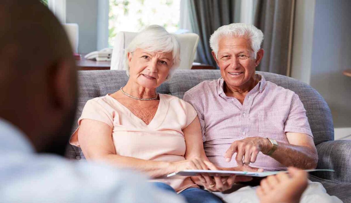 Tre euro al mese in più: è questo l'aumento fatto alle pensioni "mini" con la nuova Legge di Bilancio - Anziani pensionati (Depositphotos) www.financecue.it