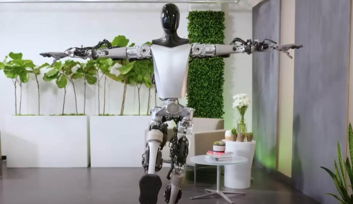 Robot Optimus di Tesla: ora riesce a interagire con il mondo fisico | VIDEO - Robot Optimus 3 di Tesla in azione (screenshot Tesla Car World/YouTube)