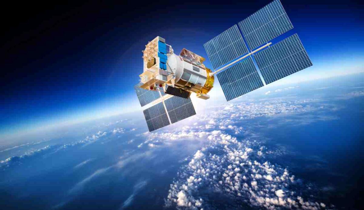I satelliti arrivano in aiuto per evitare che le navi si incaglino - Satellite (Depositphotos foto) - www.marinecue.it