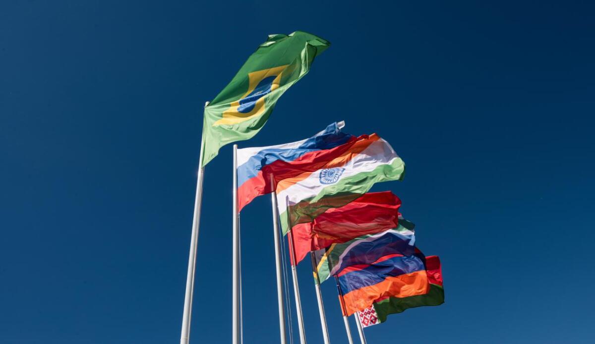 Putin, il ruolo dei BRICS in un mondo multipolare - Bandiere BRICS (Depositphotos FOTO) - www.managementcue.it