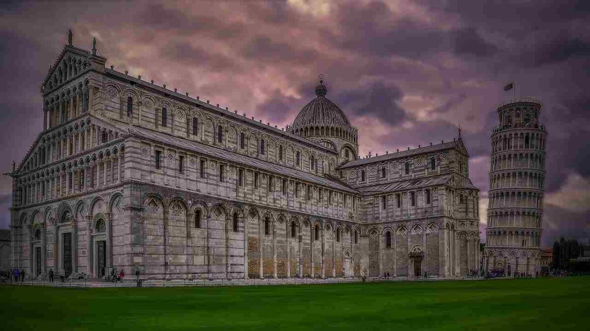 Le torri pendenti di Pisa: quella che conosciamo noi non è la più inclinata - Torre di Pisa a Piazza dei Miracoli (Pixabay foto) - www.buildingcue.it