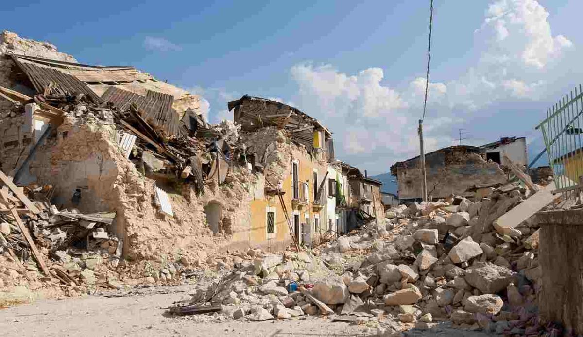 Il bradisismo dei Campi Flegrei potrebbe essere risolto con delle trivellazioni - Terremoto (Pixabay FOTO) - www.buildingcue.it