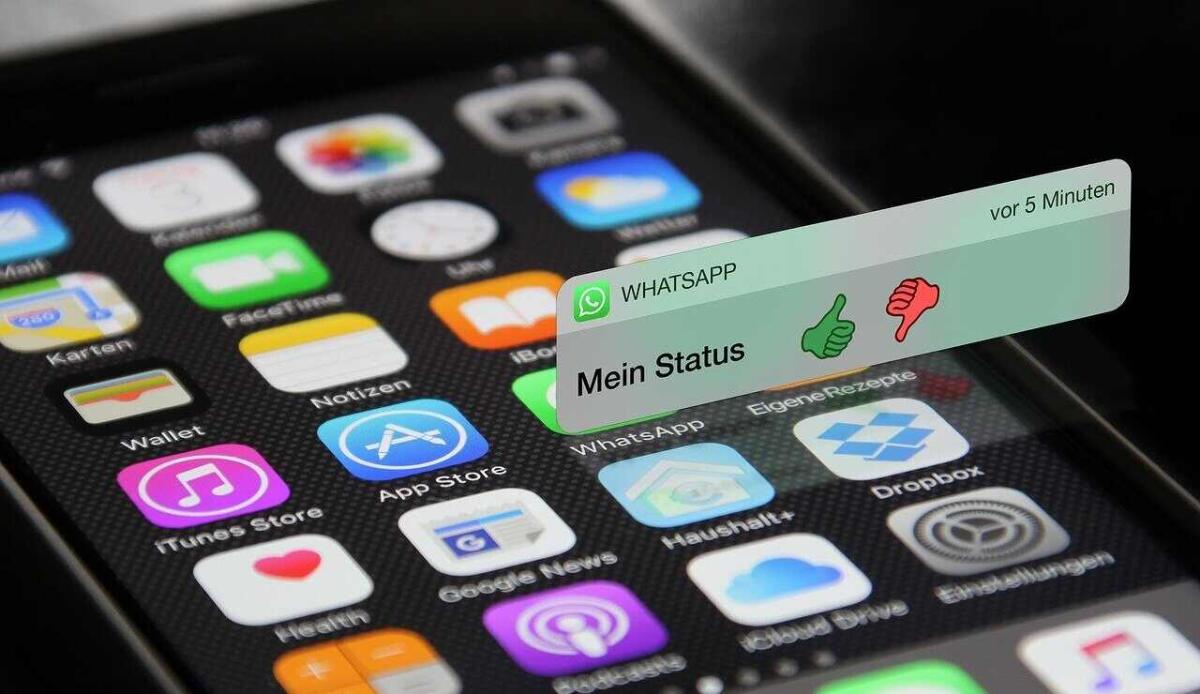 WhatsApp, arriva la nuova modalità "Harry Potter", il delirio dilaga | Ecco come fare ad attivarla - App su iPhone (Pixabay Foto) - www.systemcue.it