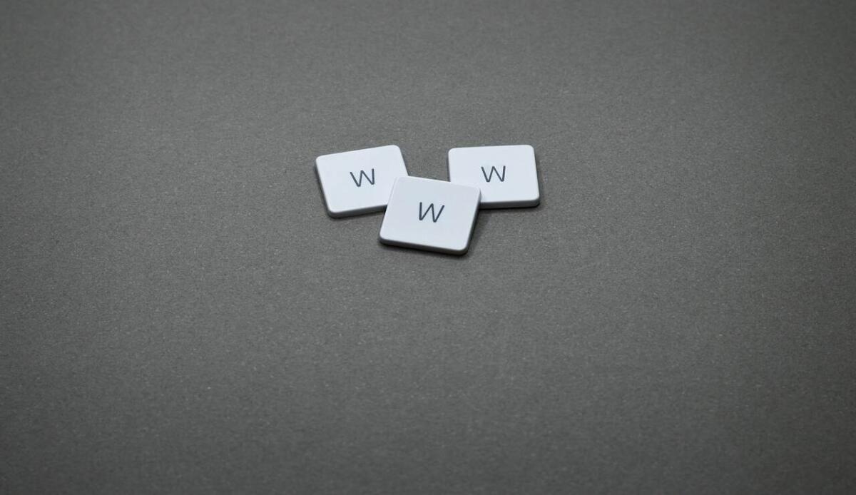 Chiude la World Wide Web Foundation - Il protocollo www con delle tessere (Pixabay Foto) - www.systemcue.it