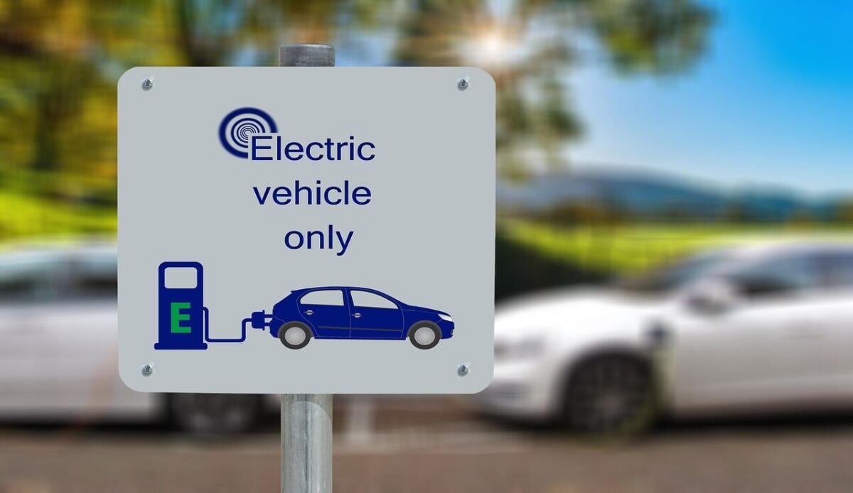 Dazi sulle auto elettriche cinesi: arriva l'approvazione dall'UE - Cartello dedicato alla ricarica auto elettrica (Pixabay Foto) - www.financecue.it