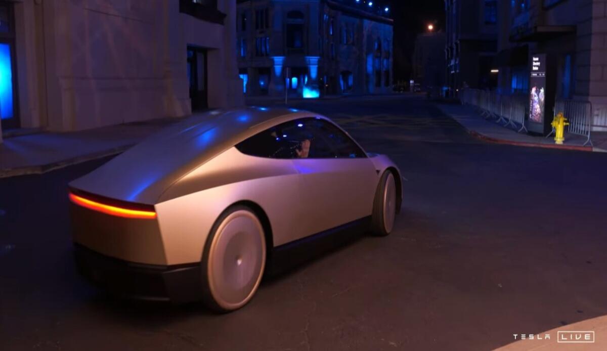 Tesla ed Elon Musk presentano "Robotaxi": un'auto futuristica a guida autonoma - Cybercab Tesla Robotaxi a guida autonoma (screenshot Tesla / YouTube) - www.systemcue.it