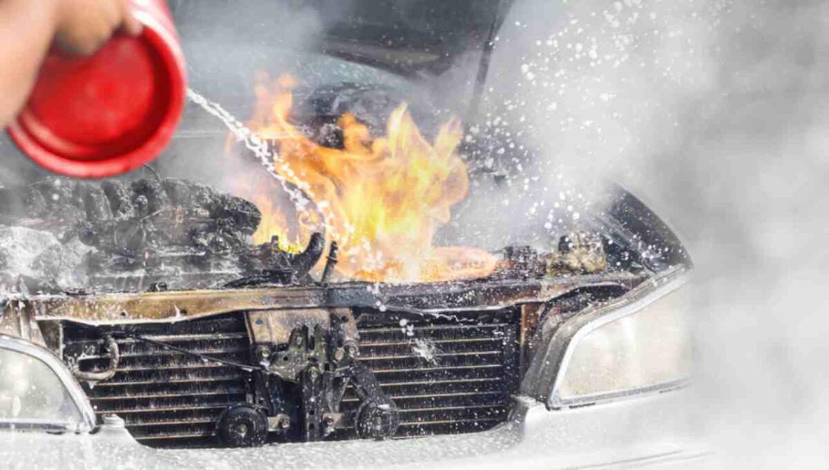 Auto elettriche e incendi dovuti alle batterie: una nuova tecnologia potrebbe impedirli - Auto in fiamme (Depositphotos foto) - www.vehiclecue.it