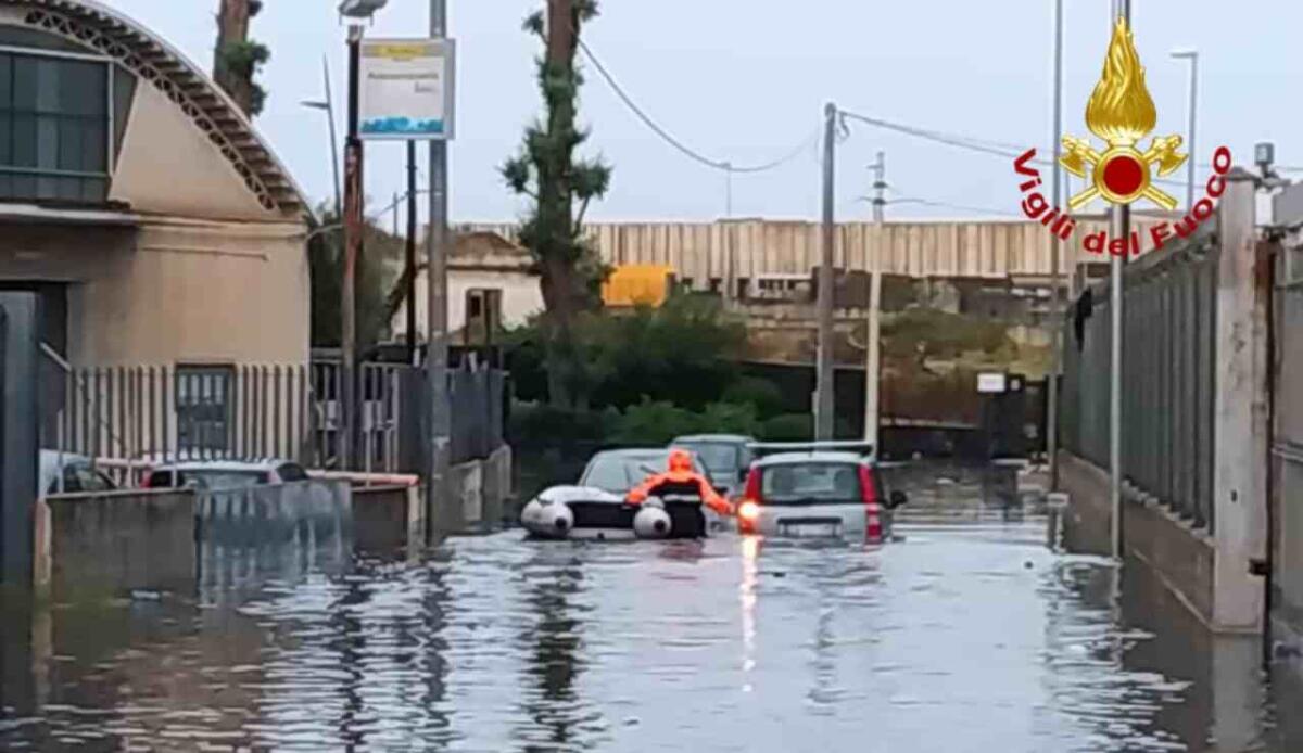 Alluvione anche a Catania: tantissimi i disagi e molti salvataggi - Alluvione Catania intervento dei vigili del fuoco (Catania Today FOTO) - www.energycue.it