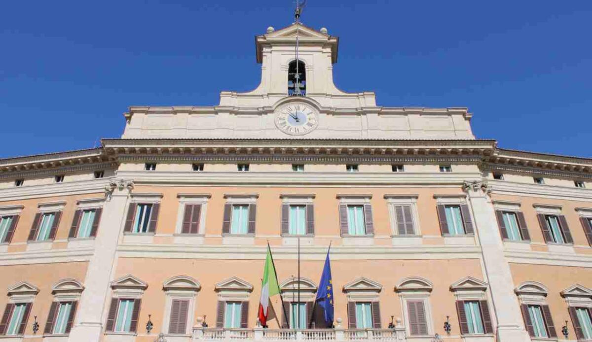 Il taglio dei parlamentari ha portato i risultati sperati? - Senato italiano Palazzo Montecitorio (Pixabay Foto) - www.financecue.it