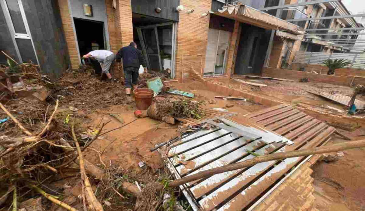 Spagna: sono almeno 51 i morti dopo l'alluvione avvenuta nelle comunità autonome di Valencia e Castiglia-La Mancia - Forti disagi causati dalle inondazioni (EL PAÍS foto) - www.energycue.it