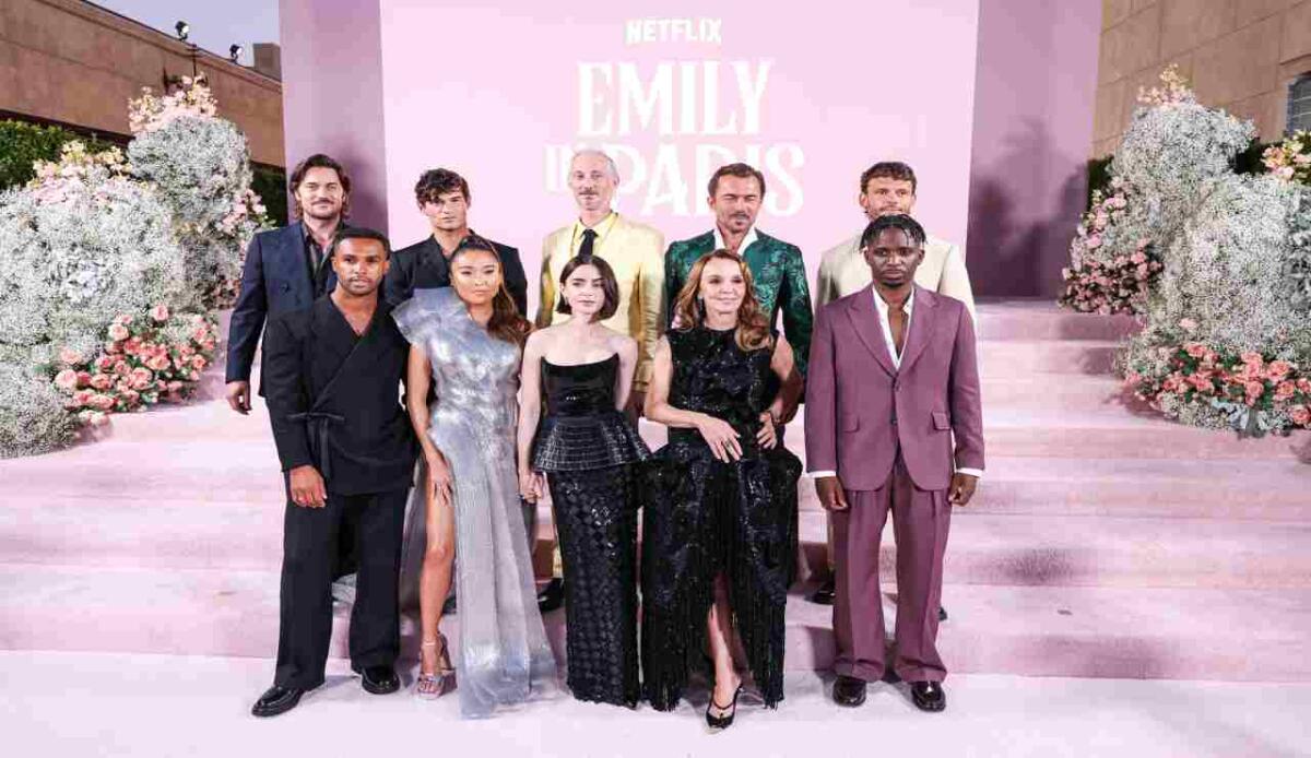 Macron su Emily in Paris: Parigi e Roma si contendono il cuore della fortunata protagonista - Cast di Emily in Paris (Depositphotos) www.financecue.it
