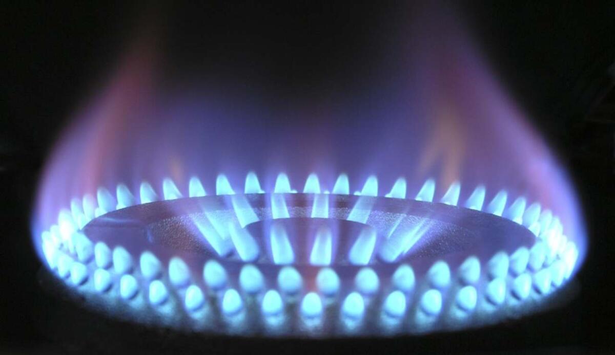 Scoperta una fonte di gas naturale derivata dai fossili nel bacino della Maniamba del Mozambico - Fiamma del gas (Pixabay FOTO) - www.energycue.it