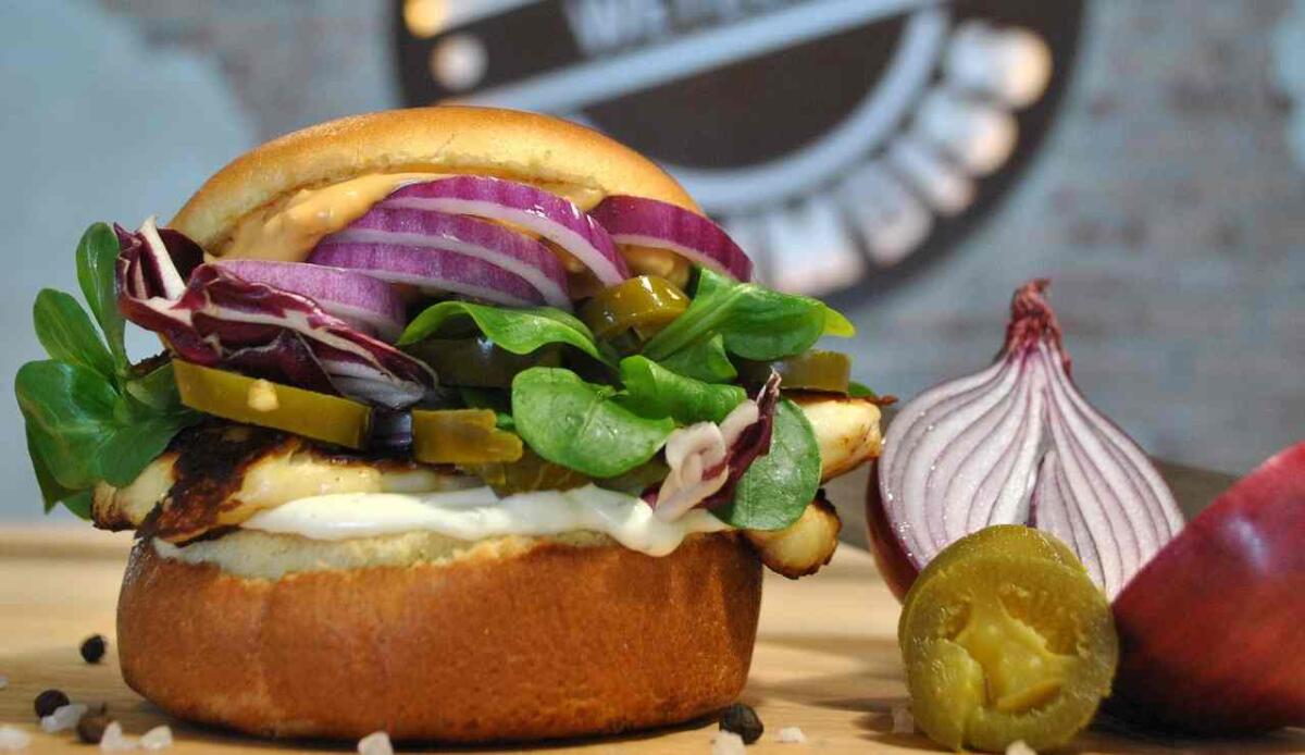 Alimenti vegetali potranno ora riportare la dicitura “burger” o "salsiccia": lo dice la Corte di Giustizia europea - Burger (Pixabay foto) - www.sciencecue.it