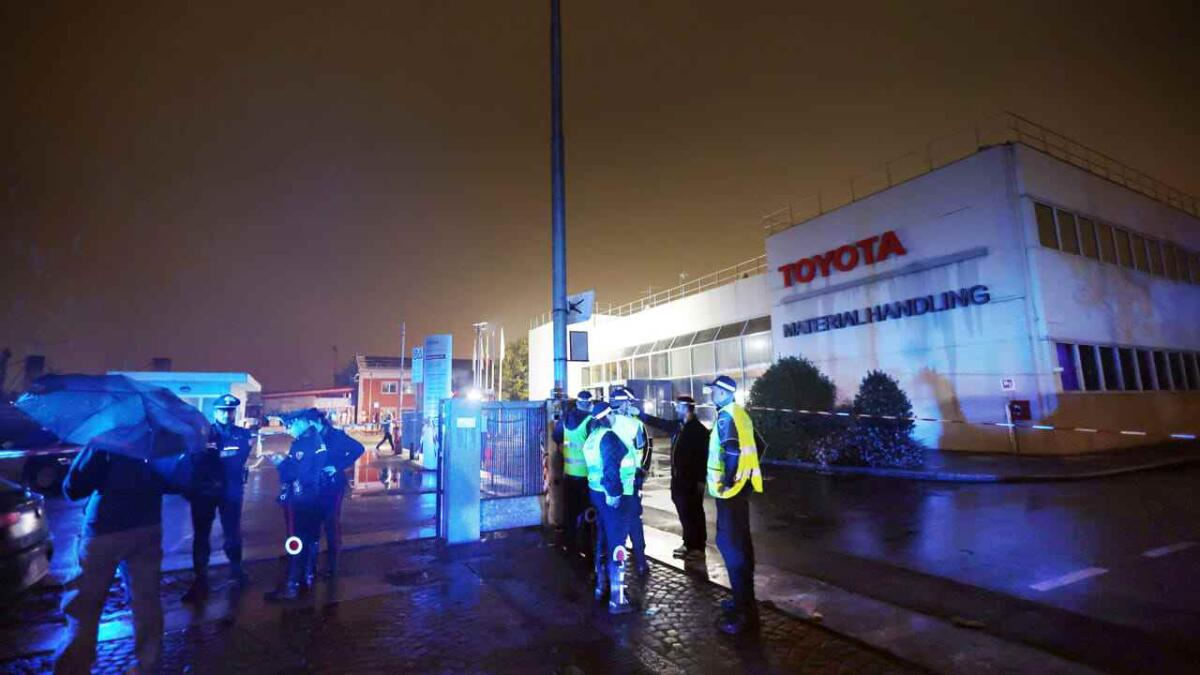 Incendio allo stabilimento di Toyota Material Handling a Bologna: cosa sappiamo finora - Le forze dell'ordine davanti alla sede Toyota (BolognaToday/LaPresse FOTO) - www.vehiclecue.it