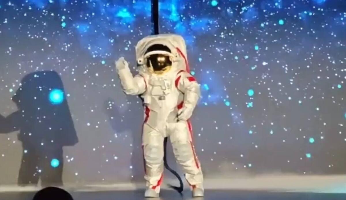 La Cina ha mostrato per la prima volta le sue tute per le passeggiate sulla Luna - Presentazione tuta spaziale cinese (screenshot The Launch Pad/YouTube Foto) - www.aerospacecue.it