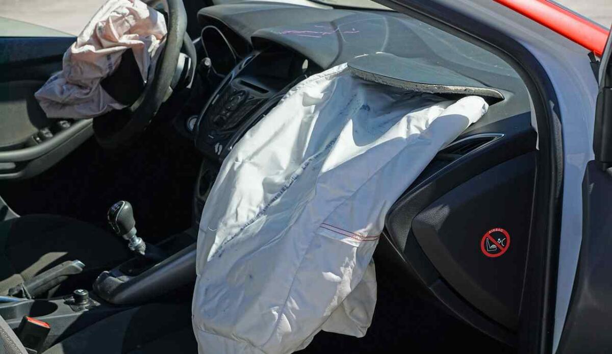 Il Tribunale di Torino accoglie il ricorso dei consumatori a seguito degli air bag difettosi di Citroen - Airbag in un crash test (Pixabay foto) - www.vehiclecue.it
