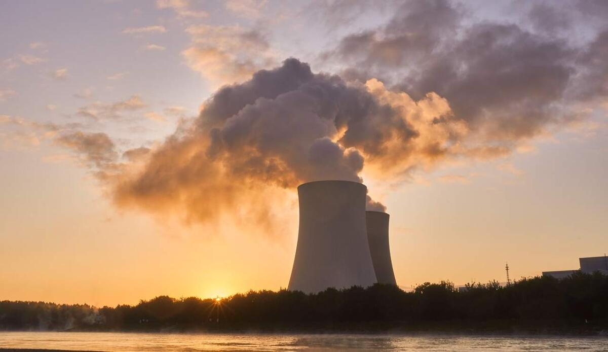 Energia nucleare di nuova generazione: come funzionano i piccoli reattori modulari? - Una centrale nucleare al tramonto (Pixabay FOTO) - www.energycue.it