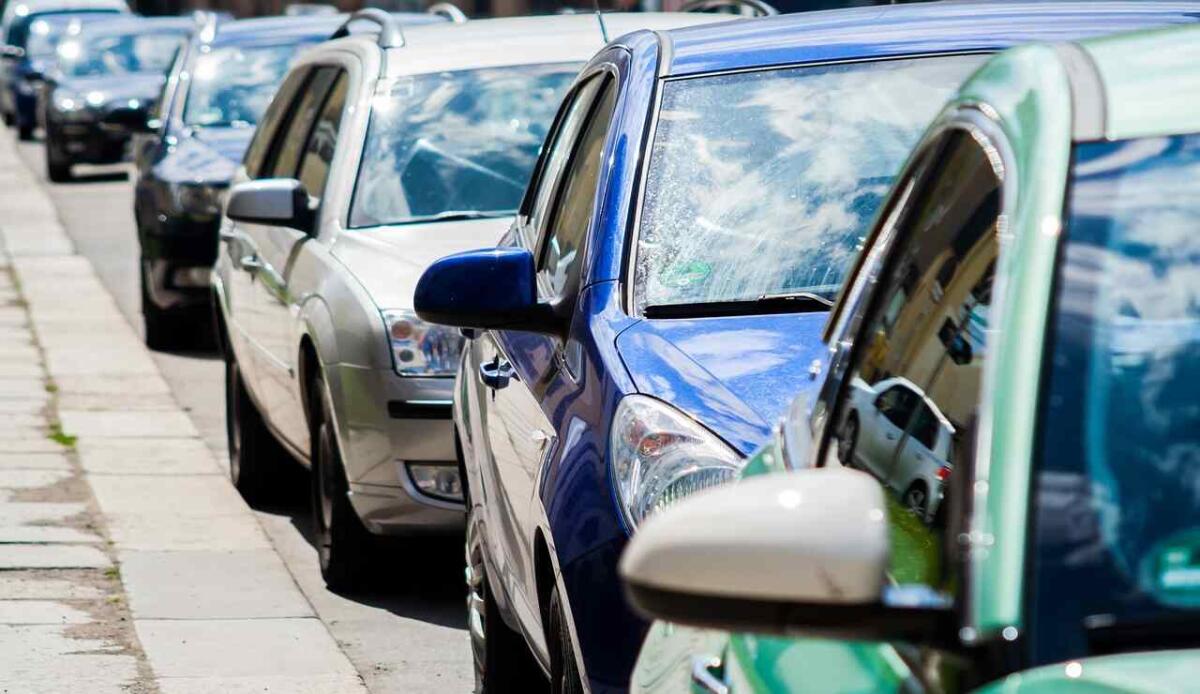 Cosa sono le code fantasma e perché si creano? - Auto incolonnate per il traffico (Pixabay Foto) - www.vehiclecue.it