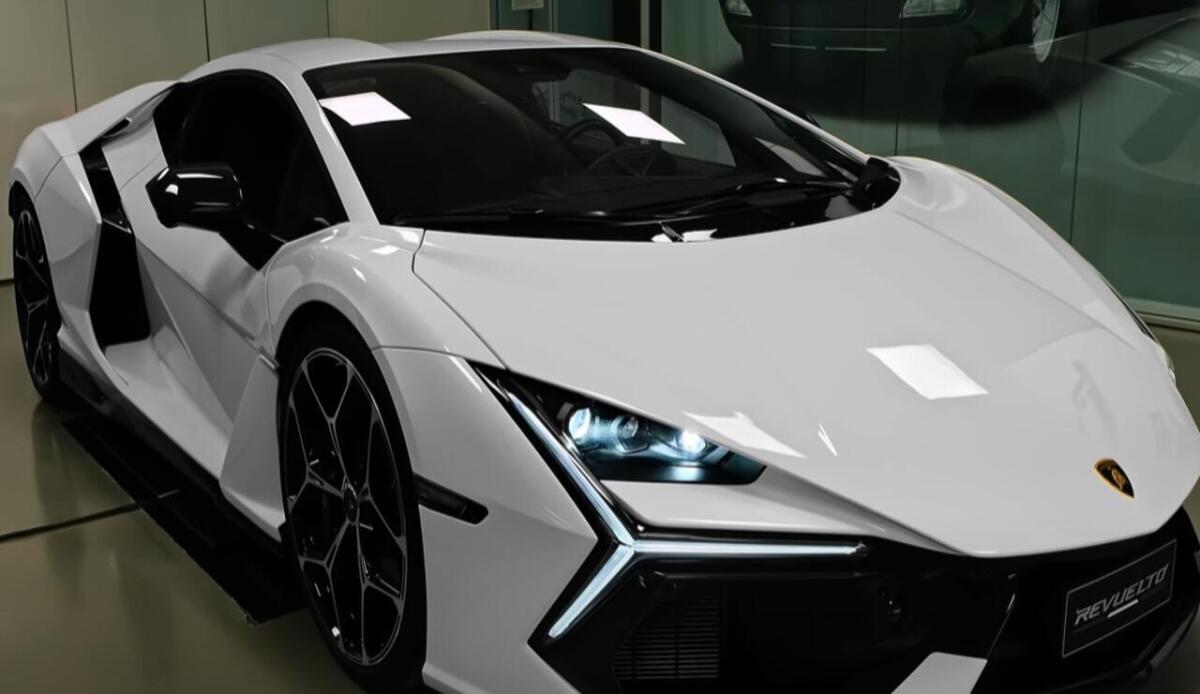 Lamborghini accusa dei rivenditori negli USA per aver guadagnato milioni rivendendo le loro auto ai flipper - Lamborghini in esposizione (screenshot Rocars/YouTube) - www.vehiclecue.it