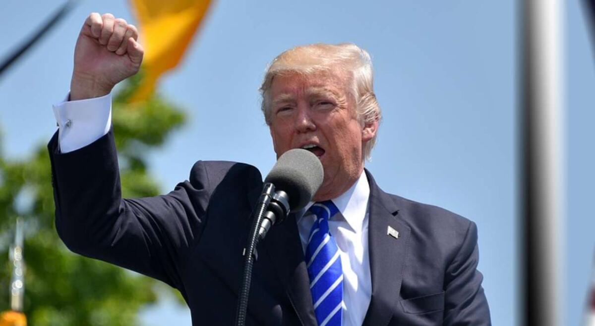 Trump promette dei dazi superiori al 200% per le auto straniere se verrà rieletto - Donald Trump (Pixabay foto) - www.vehiclecue.it